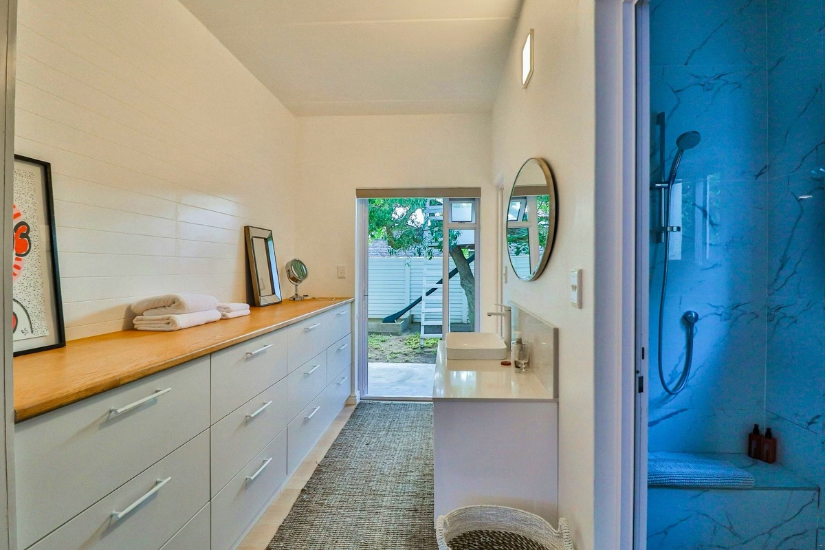 Moderne badkamer by White Penguin