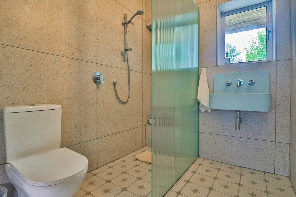 Gastebadkamer by White Penguin