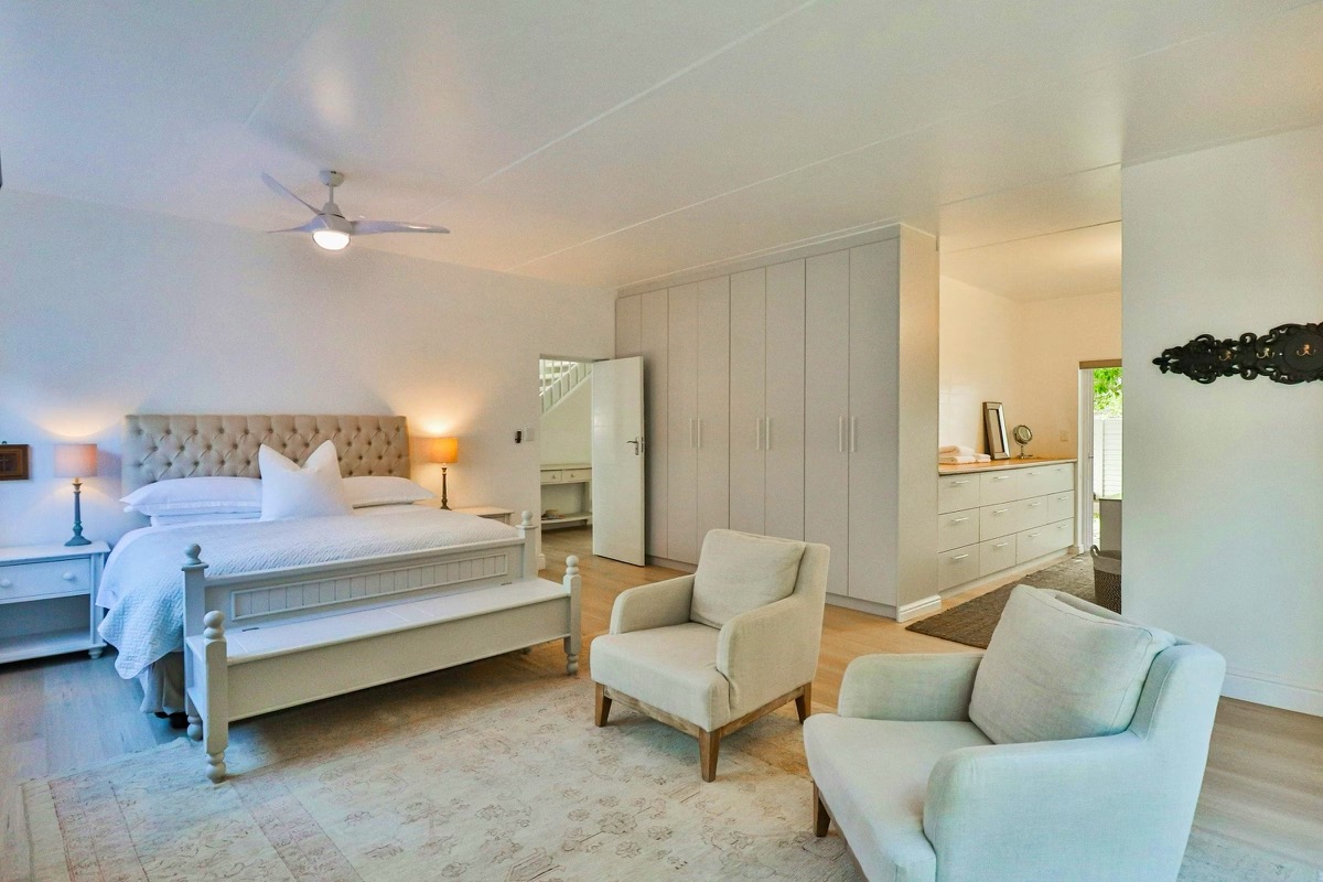 Ruim hoofslaapkamer by White Penguin