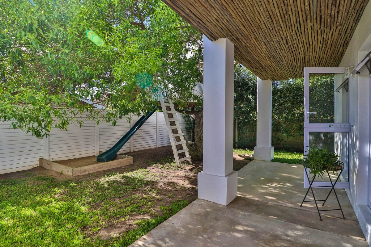 Aangelegde tuin by White Penguin