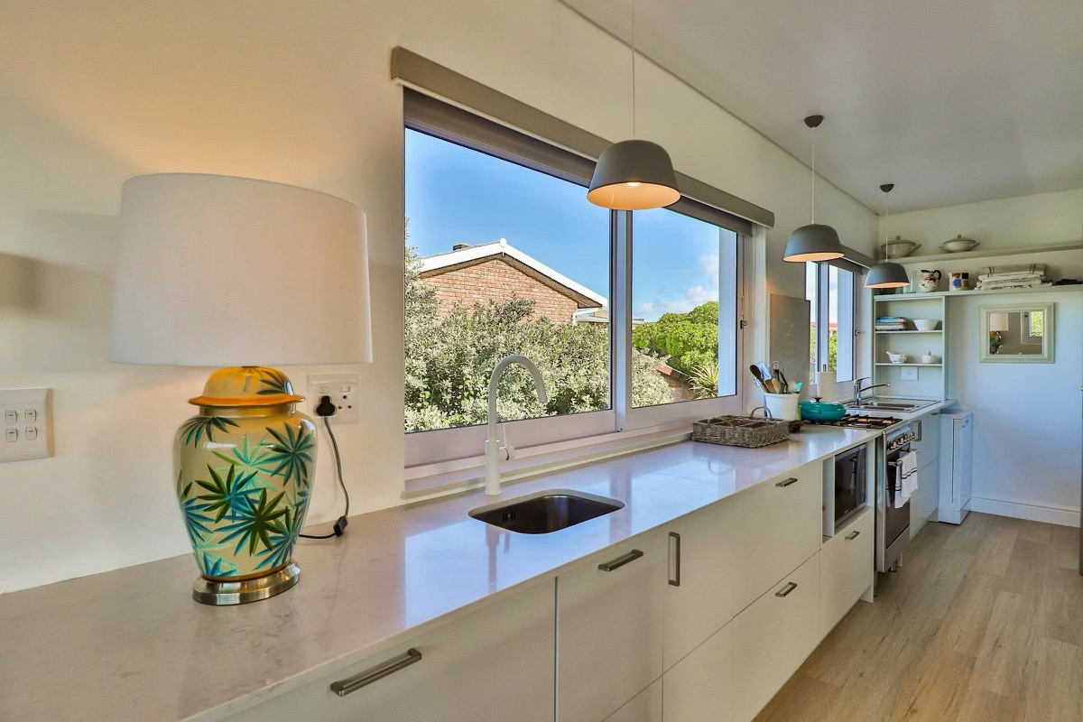 Moderne volledig toegeruste kombuis