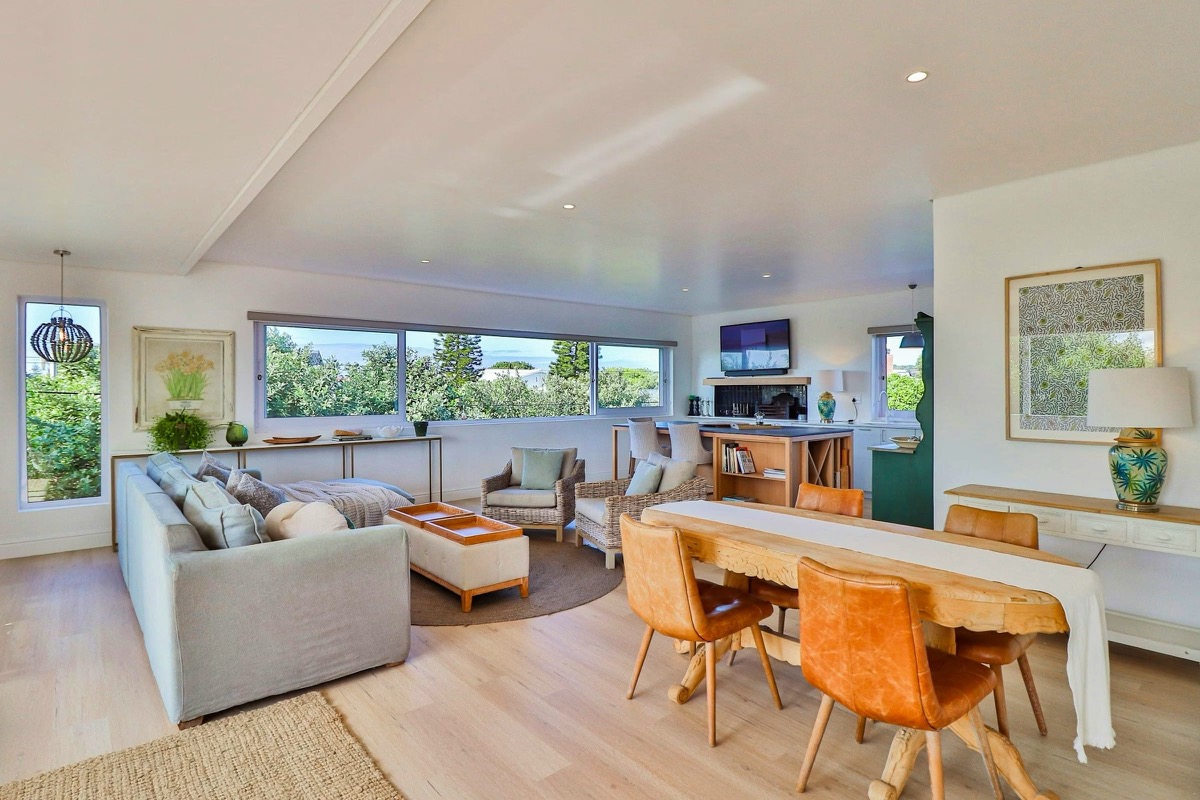 White Penguin sitkamer met see-uitsig in Stilbaai