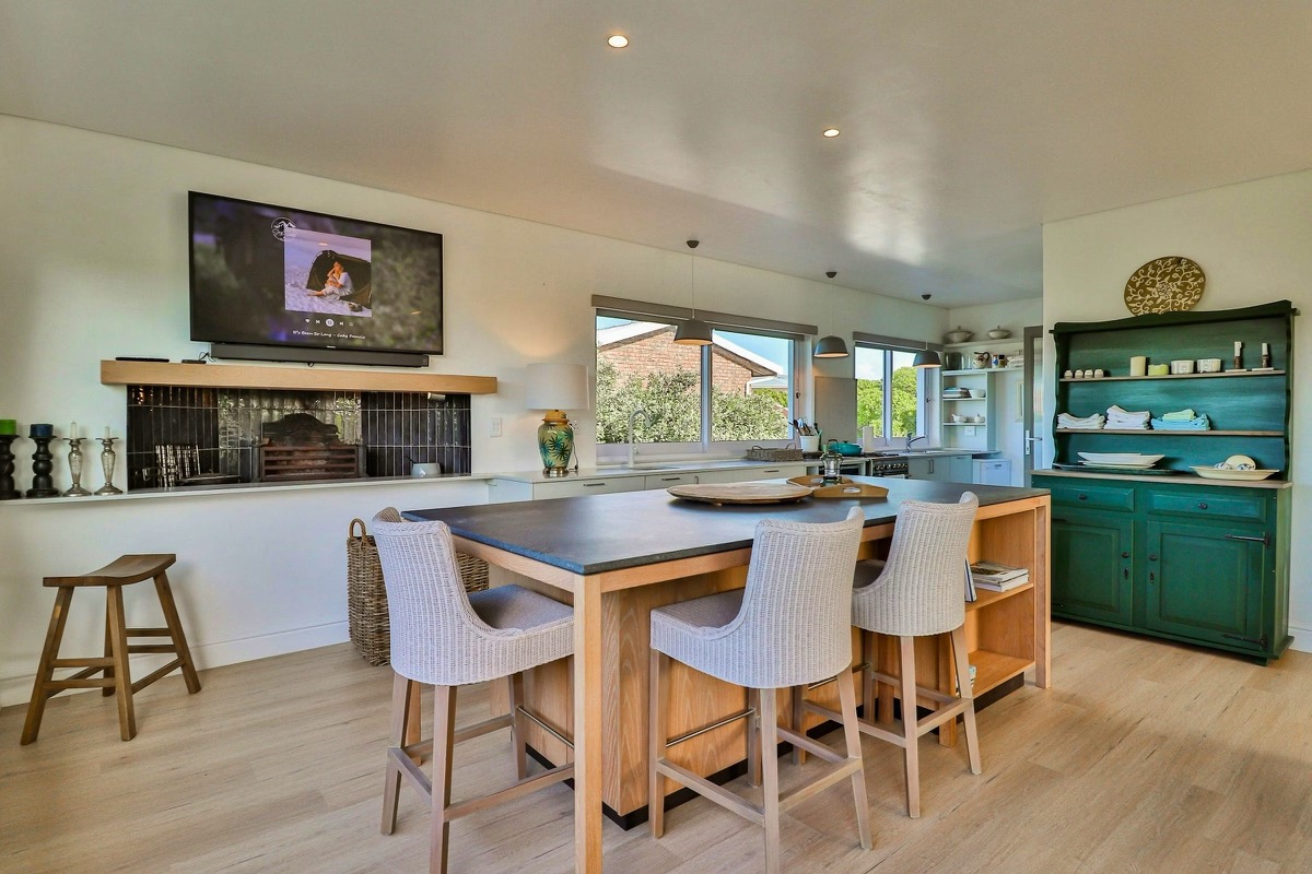 Sitkamer met see-uitsig