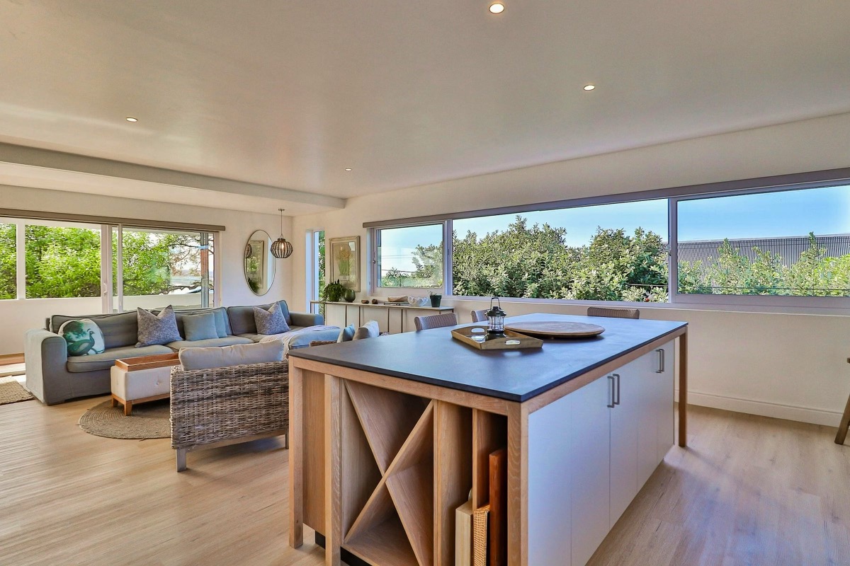 Gerieflike sitkamer met moderne dekor