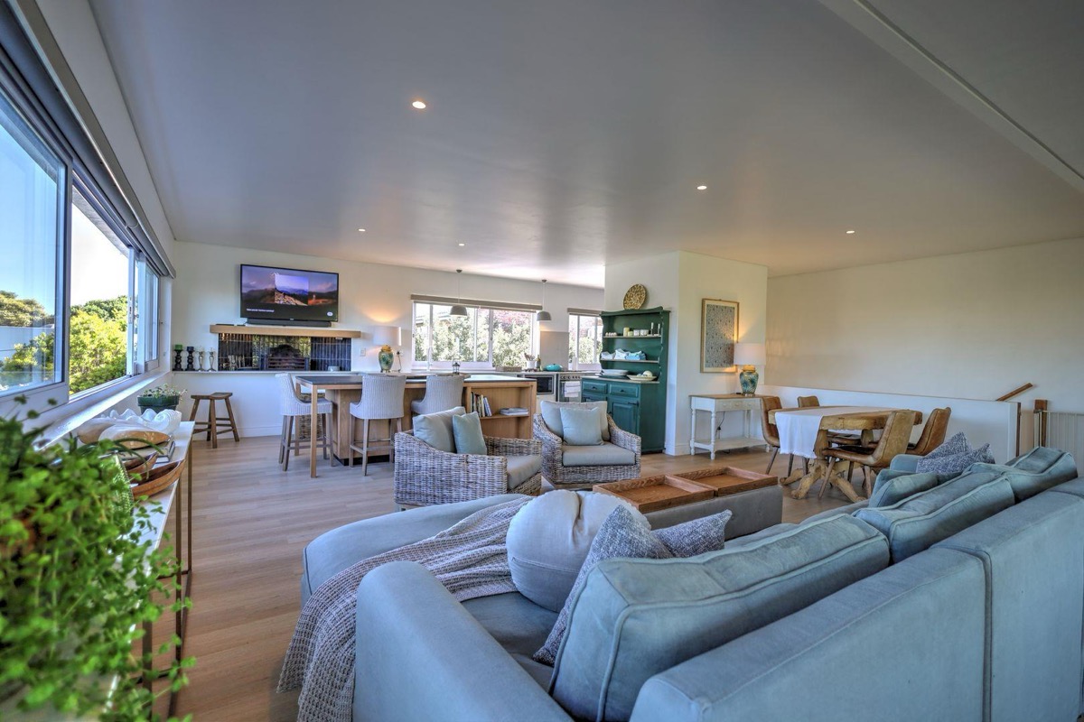 Ruim sitkamer met natuurlike lig