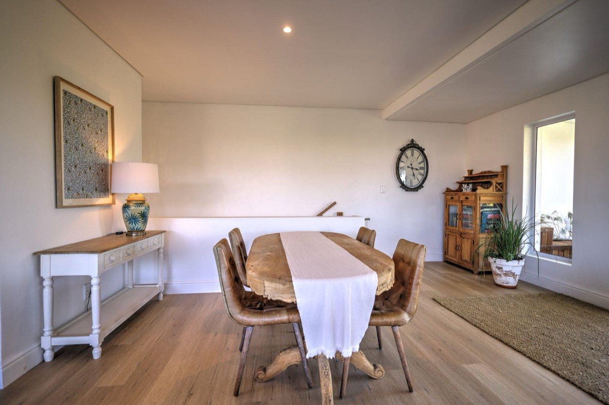 Gesellige sitplek met rivieruitsig